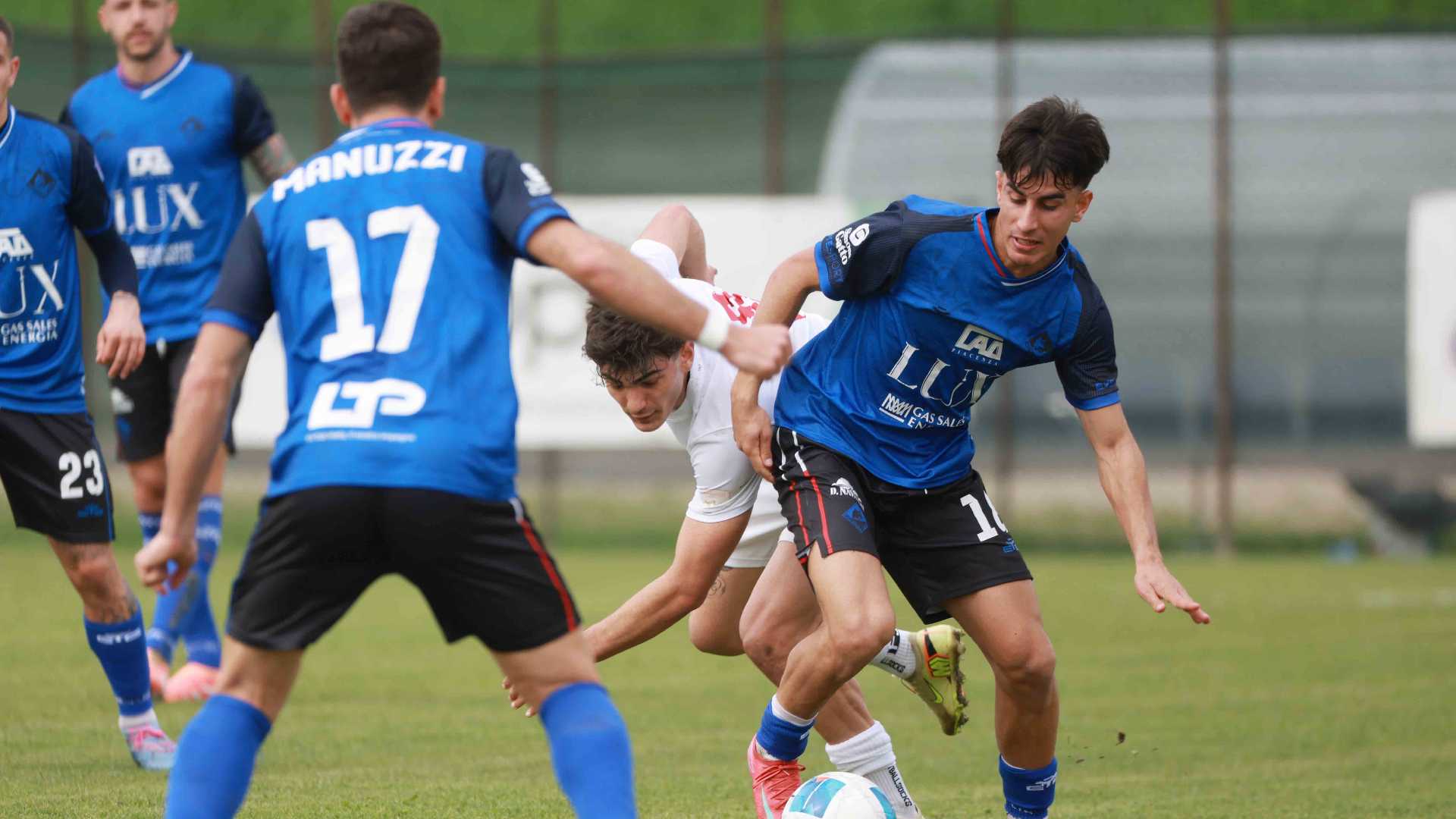 Il pallone calciato da Mustacchio, valso il definitivo 2-0 (Foto Cavalli)