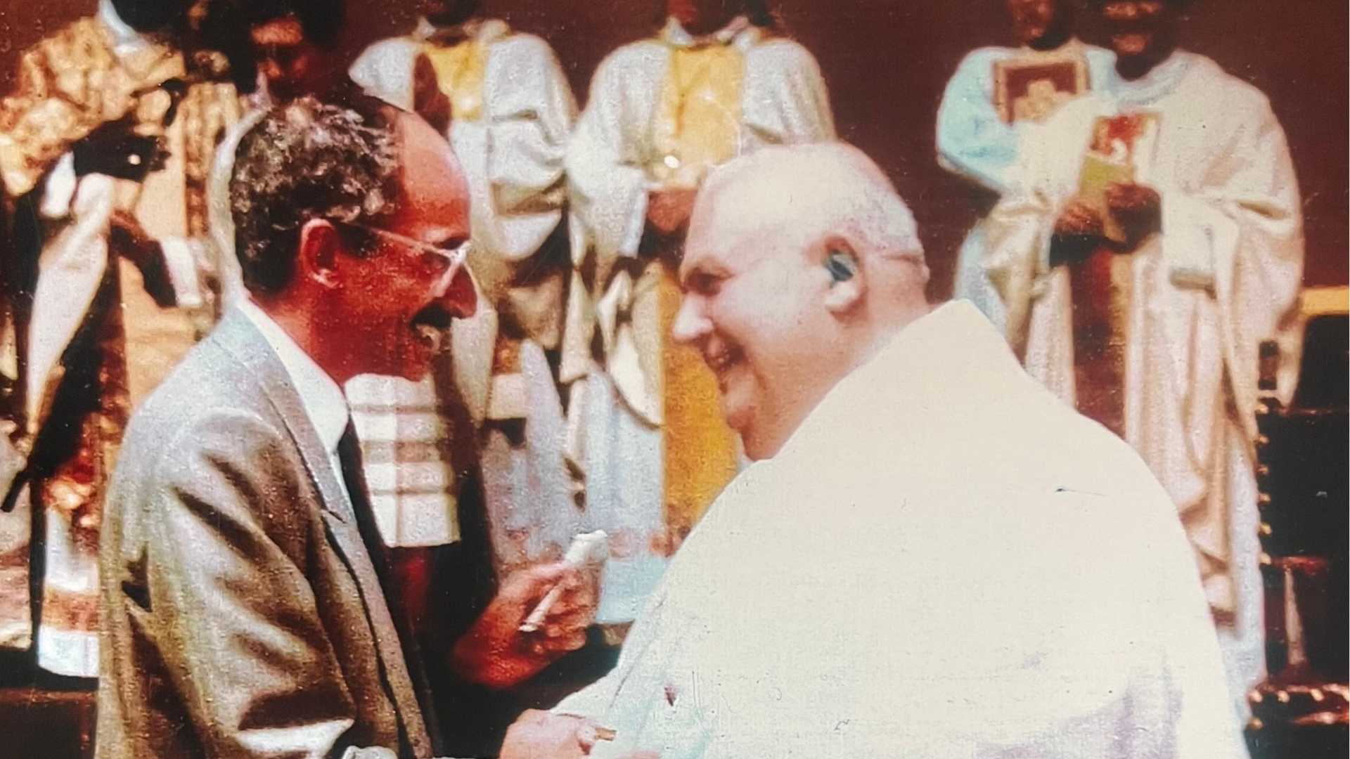 Don Vittorio, nel giorno della sua ordinazione, insieme all’ex sindaco Stefano Pareti