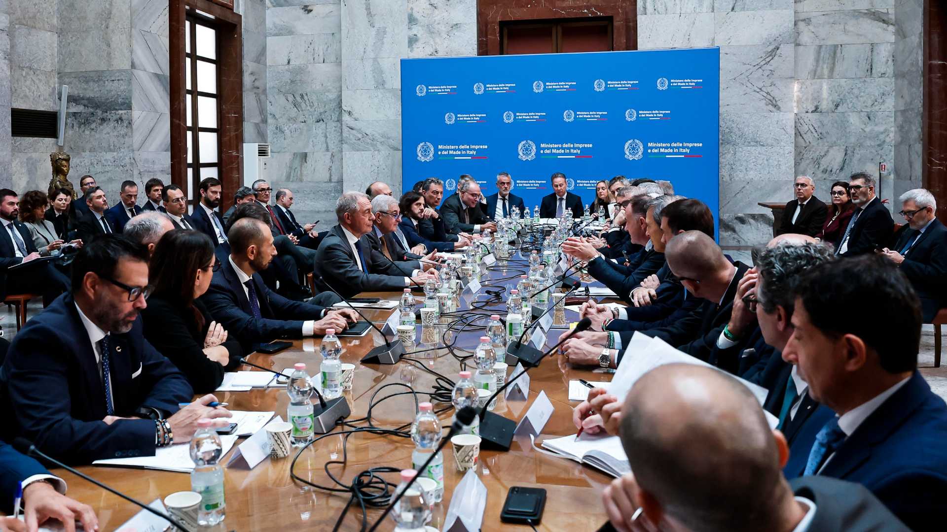 Il ministro delle Imprese e Made in Italy Adolfo Urso, il ministro dell'Economia Giancarlo Giorgetti, il ministro degli Affari Europei, Politiche di Coesione e Pnrr Tommaso Foti, durante il confronto con le associazioni nazionali dÂ?impresa su Transizione 5.0, presso il Ministero delle Imprese e del Made in Italy (Mimit), Roma, 20 novembre 2025. ANSA/ANGELO CARCONI