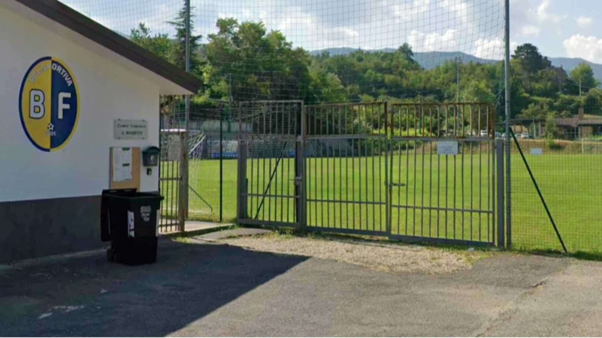 L'ingresso del campo sportivo di Bettola