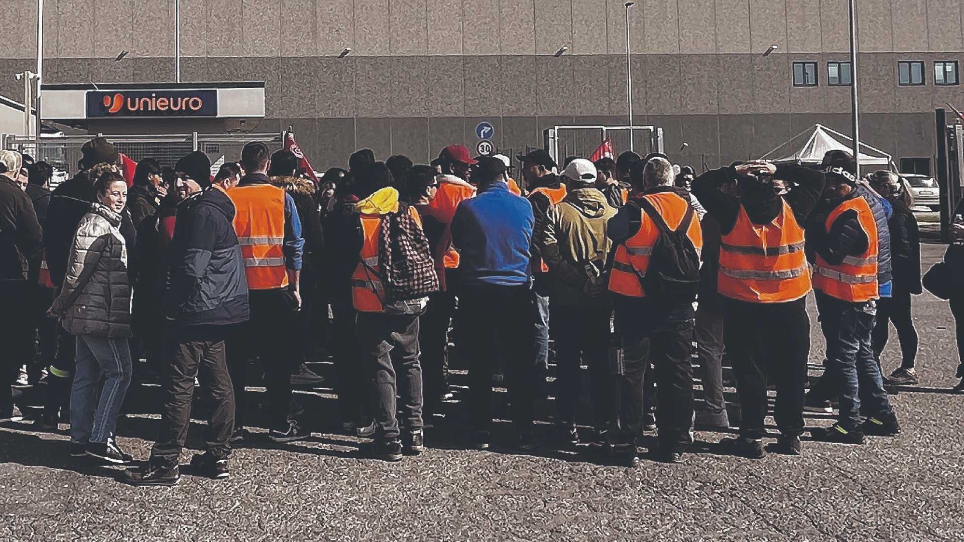 Uno sciopero davanti al magazzino Unieuro