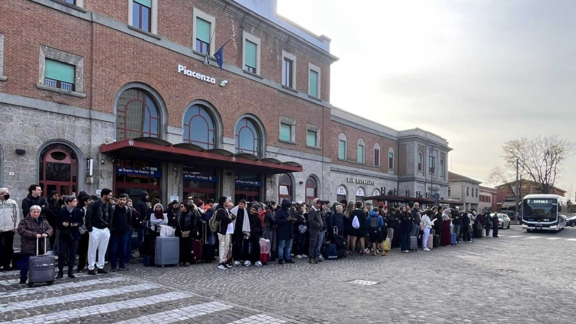 Pendolari stamattina davanti alla stazione di Piacenza