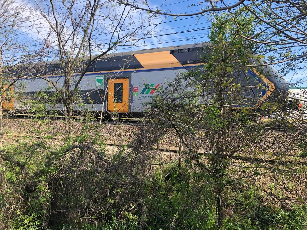 Il treno fermo dopo l'investimento