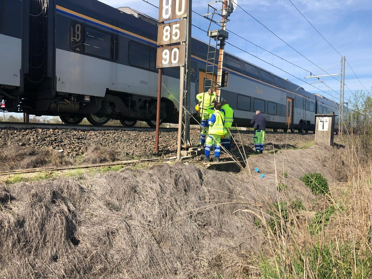 Gli operai a lavoro lungo la tratta per ripristinare la circolazione