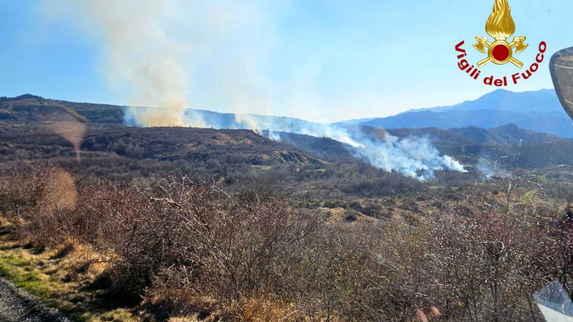 Incendio in località Pescina (Coli), intervento dei vigili del fuoco