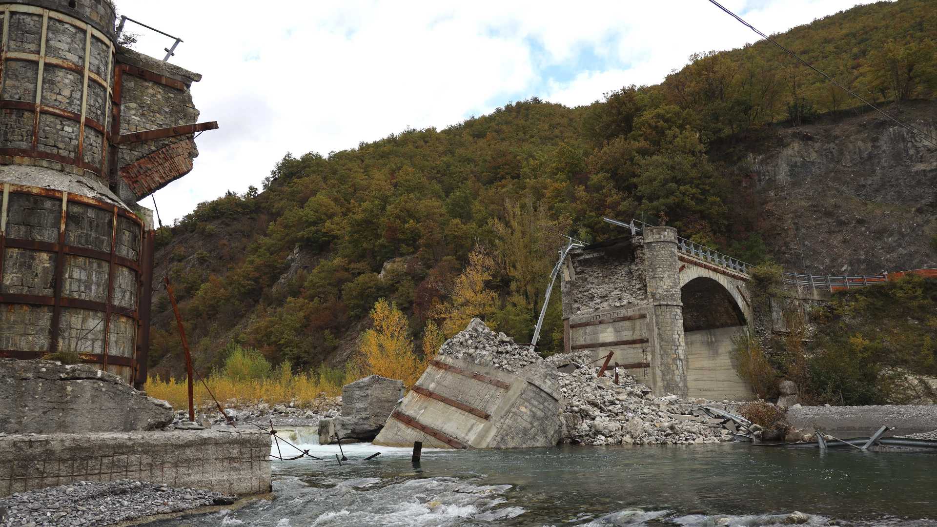 Ponte Lenzino, il crollo e il mistero dei giunti «Perché mai realizzati?»
