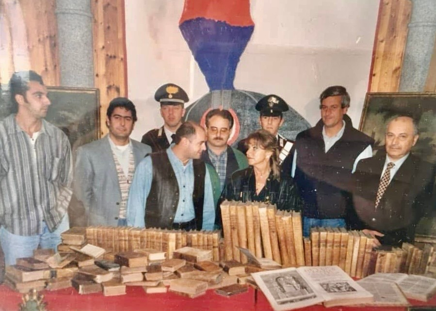 Il carabiniere, secondo da sinistra, dopo un importante sequestro