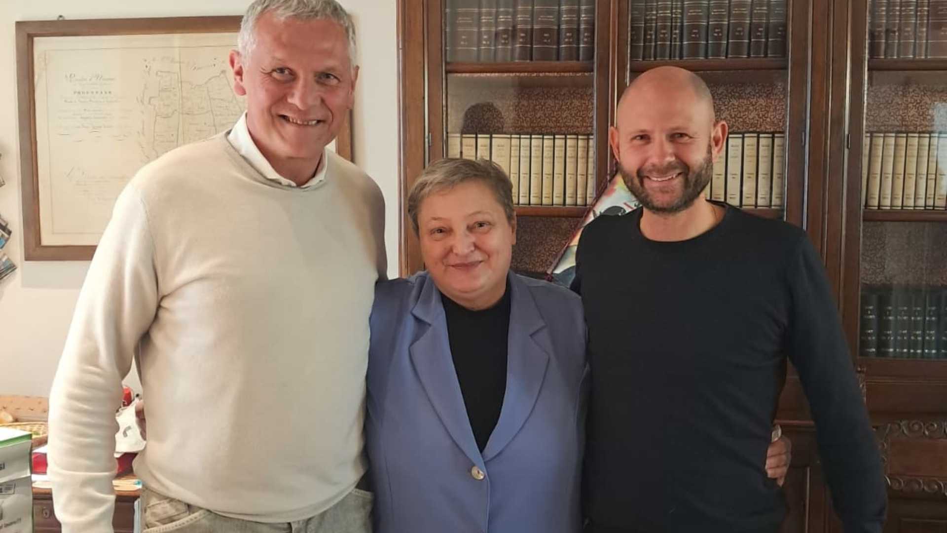 Maria Carla Rivoli con il sindaco Riccardo Sparzagni a destra e l'ex sindaco Alessandro Piva a sinistra - © Libertà/Nadia Plucani