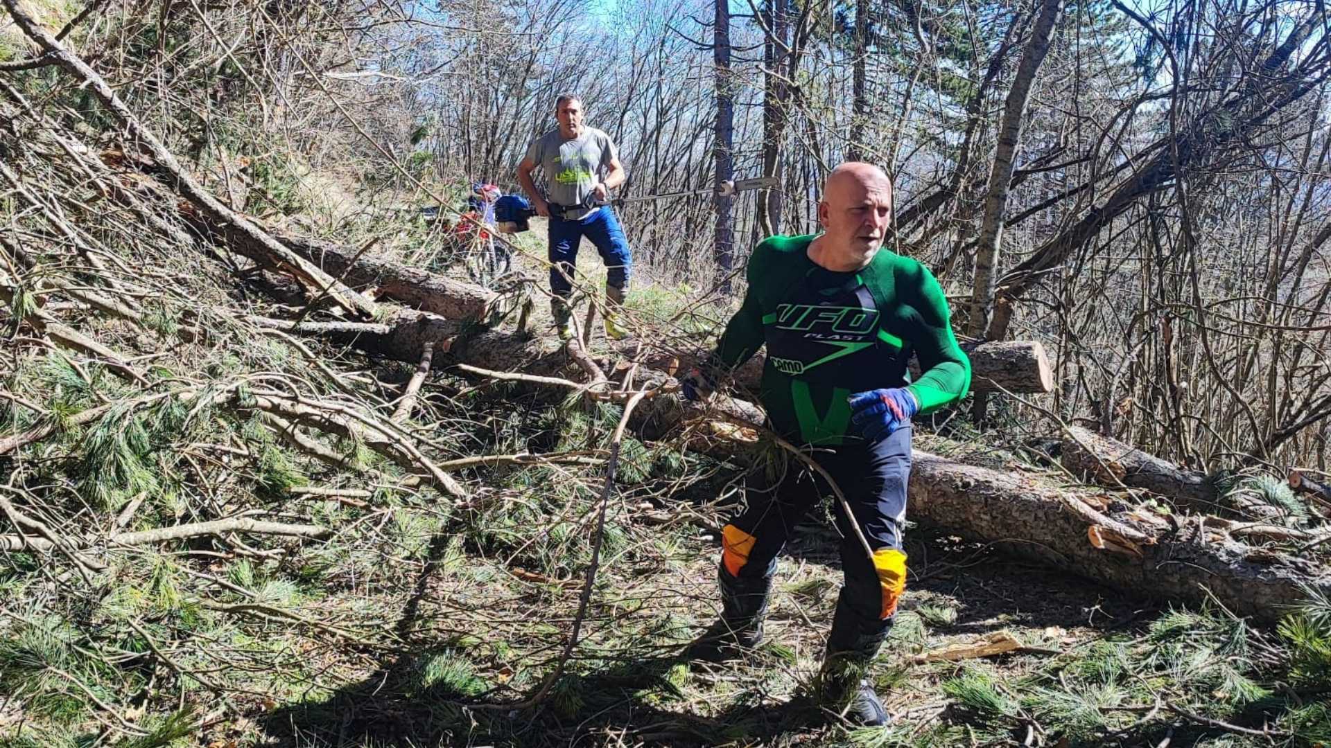 Gli enduristi al lavoro per ripulire