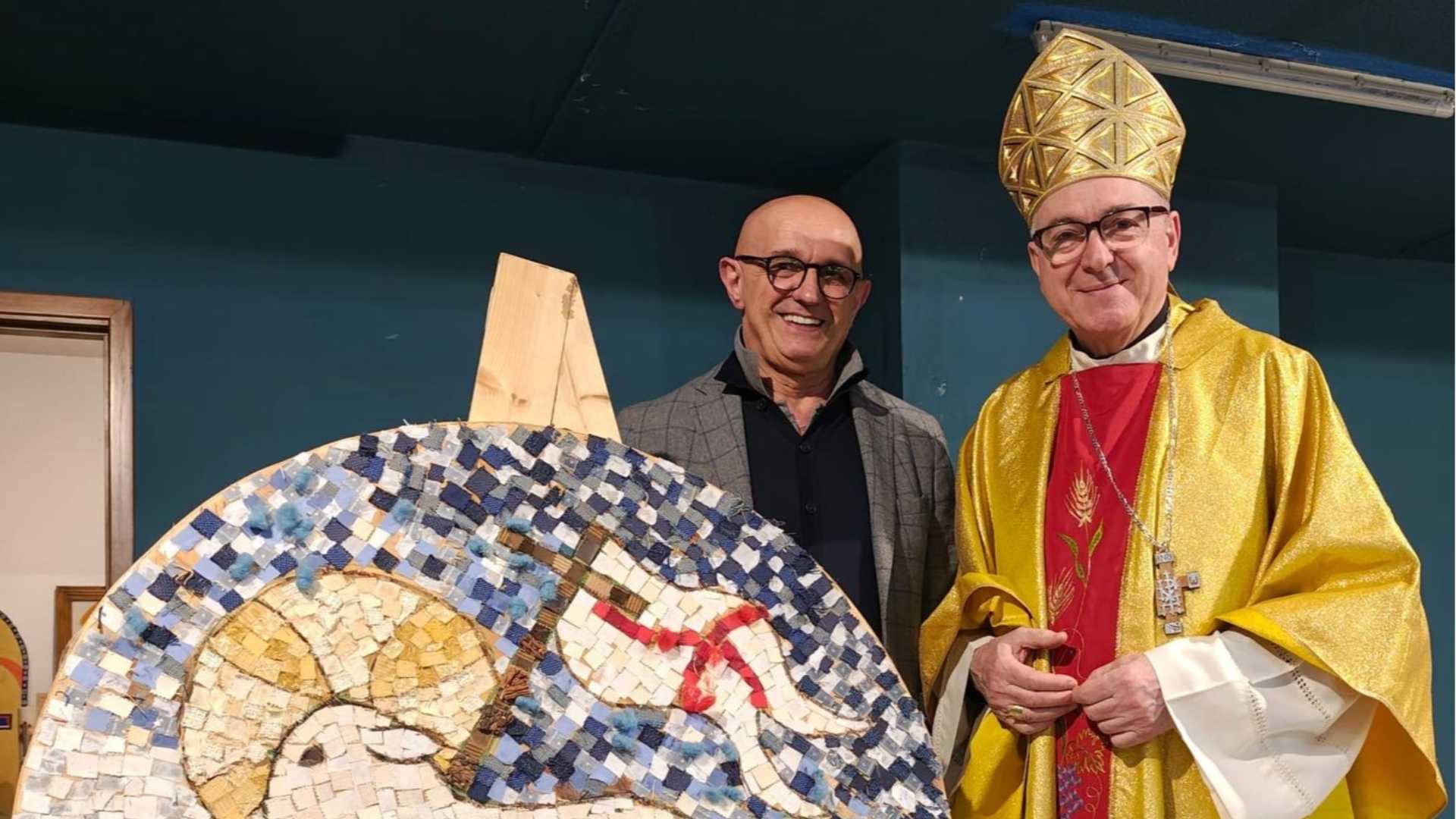 Il vescovo Cevolotto con Bulla e l'opera donata ai detenuti