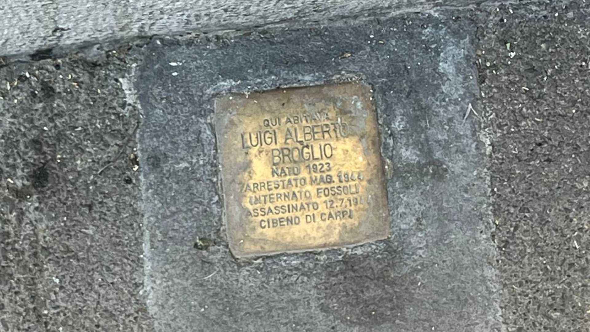 Annerite, lordate, dimenticate. Chi cura le pietre d'inciampo?