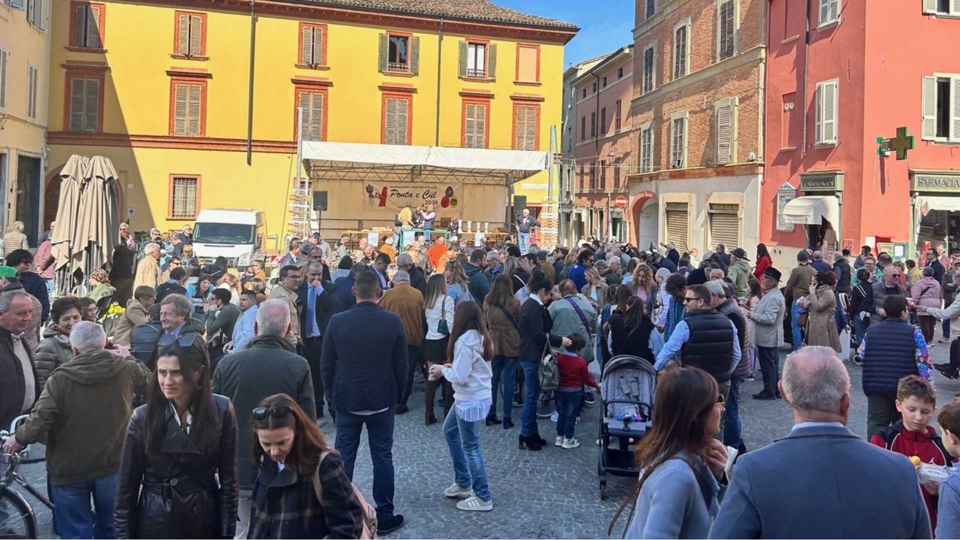 La piazza gremita per il gioco delle uova sode colorate