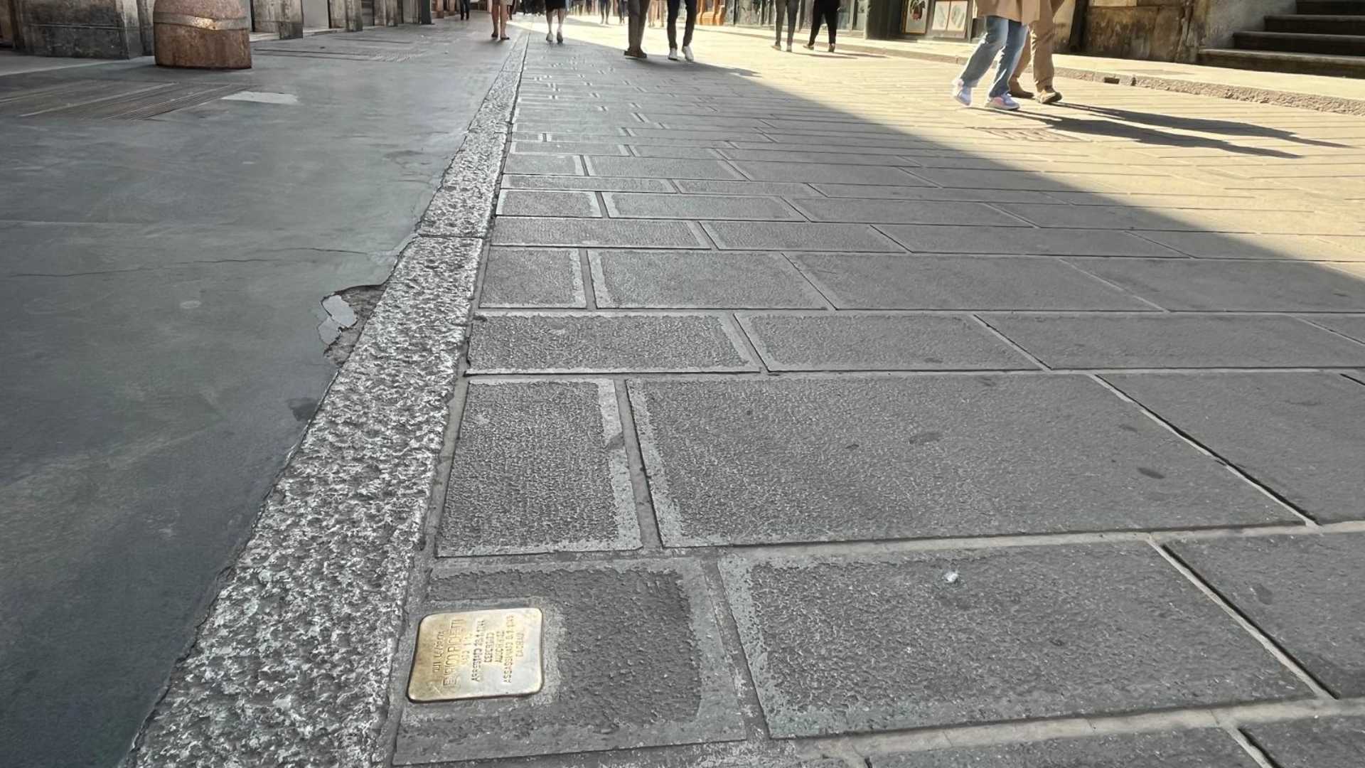 Le pietre d’inciampo a Piacenza sono in sofferenza, mentre in altre province vicine sono i cittadini ad averle “adottate”