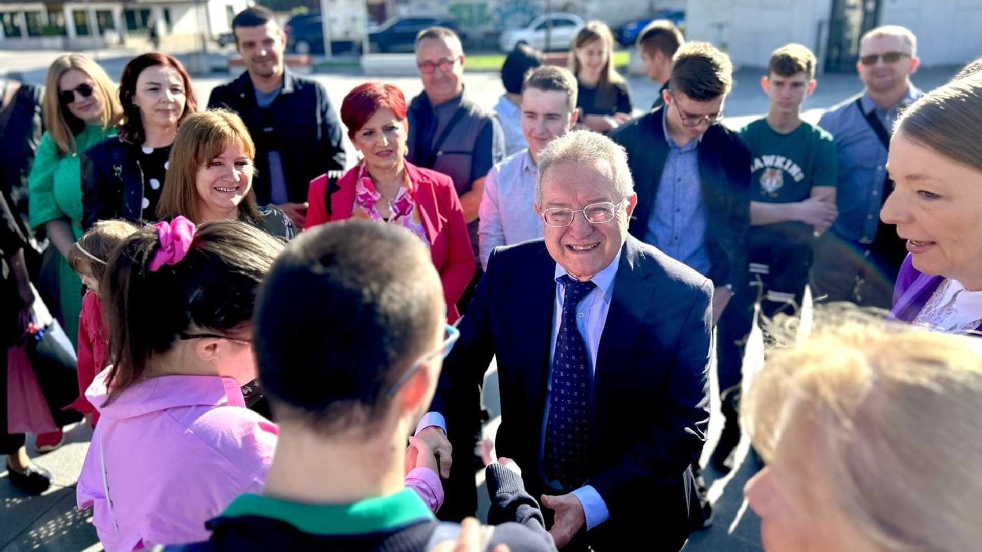 Ettore Pedretti, cardiologo e pediatra, presidente dell'Associazione Bambino Cardiopatico, festeggiato nel 2023 a Sarajevo dai suoi giovani pazienti oggi cresciuti