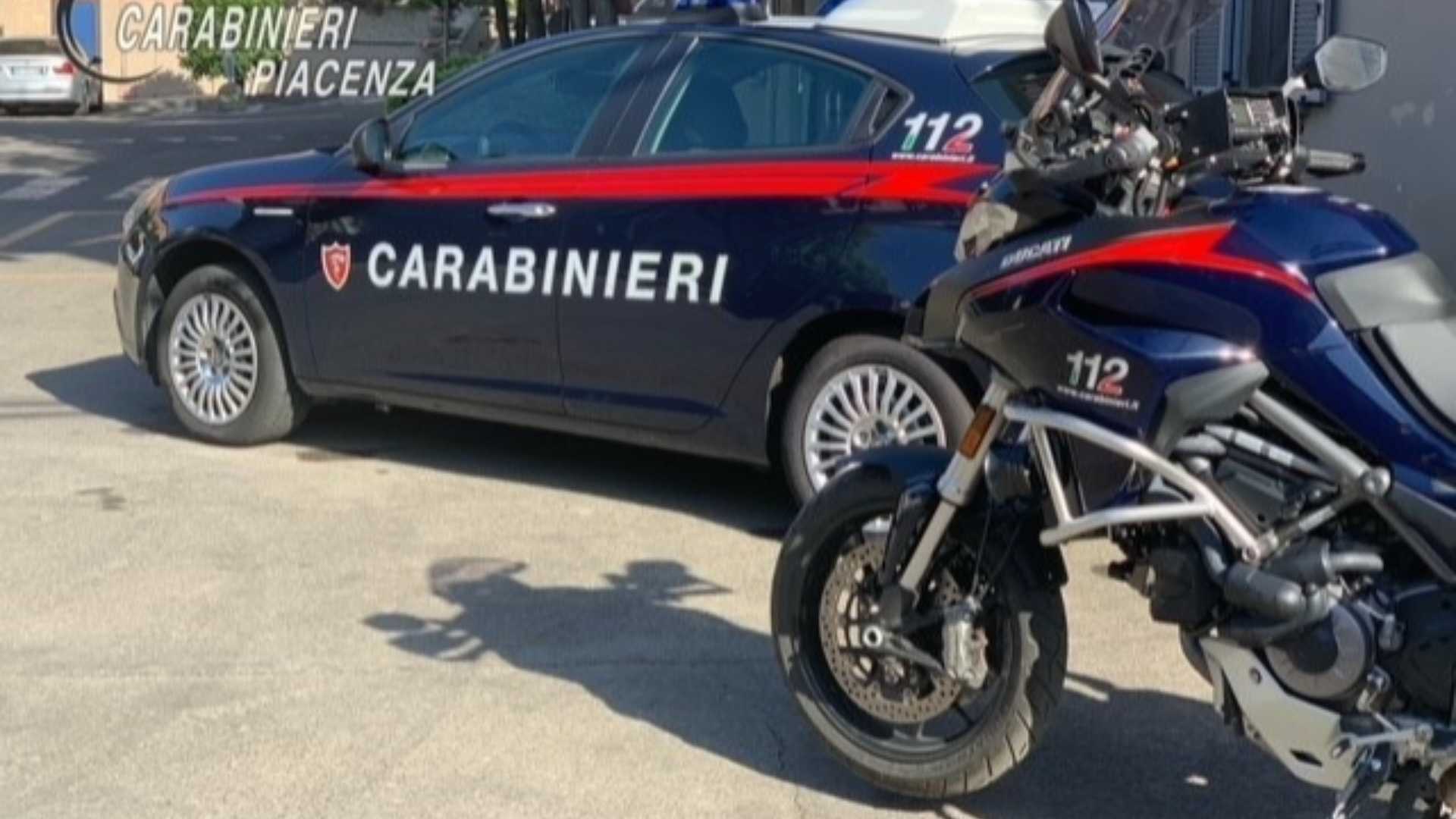 Rubano una sedia al bar e tornano a casa, denunciati