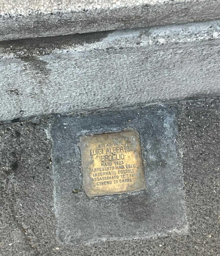 Annerite, lordate, dimenticate. Chi cura le pietre d'inciampo?