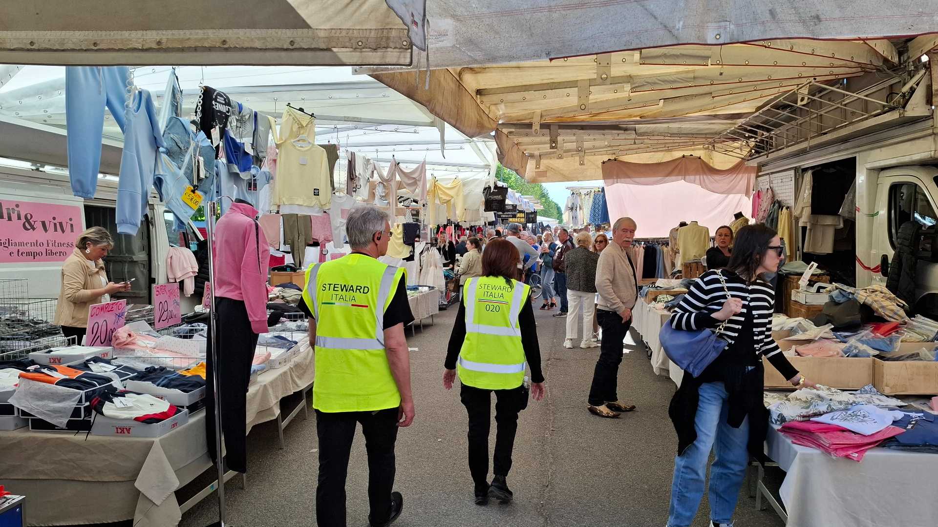 Posteggi contesi, freno agli abusivi: super lavoro per gli agenti alla Fiera dell'Angelo