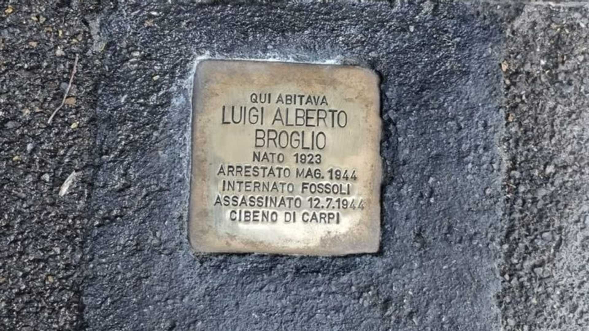 Acqua, ammoniaca e olio di gomito:  Ippolito Negri  pulisce le pietre d'inciampo