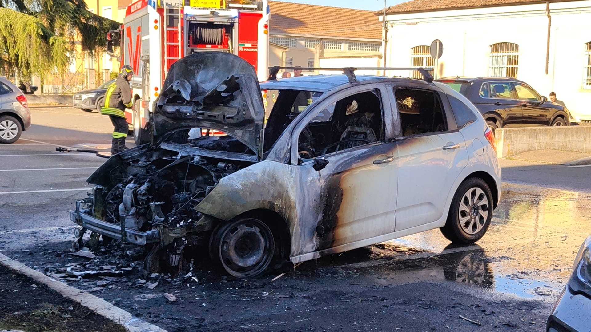 L'auto bruciata - © Libertà/Massimo Bersani