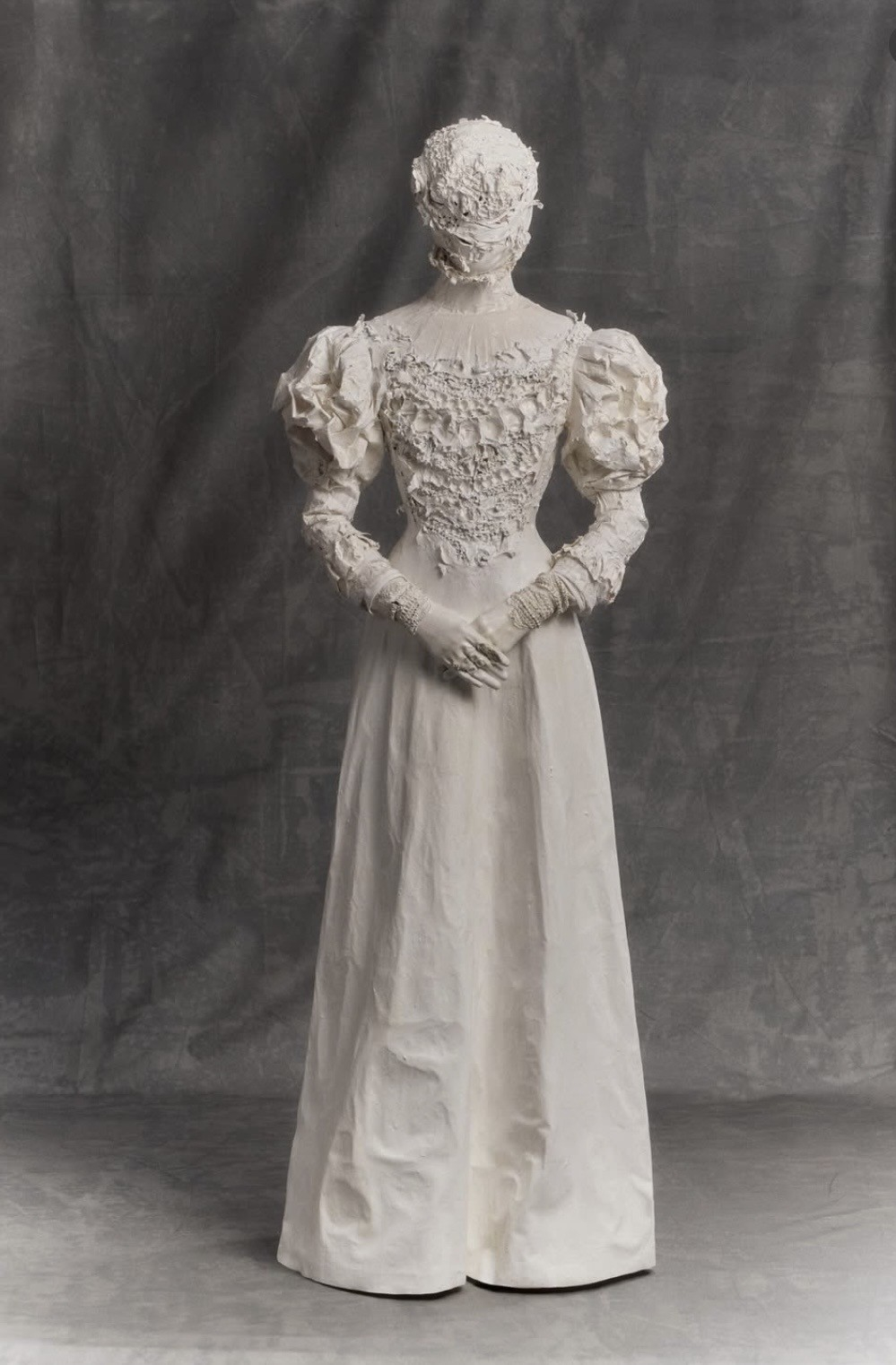 Alcuni abiti con maschere ed accessori 