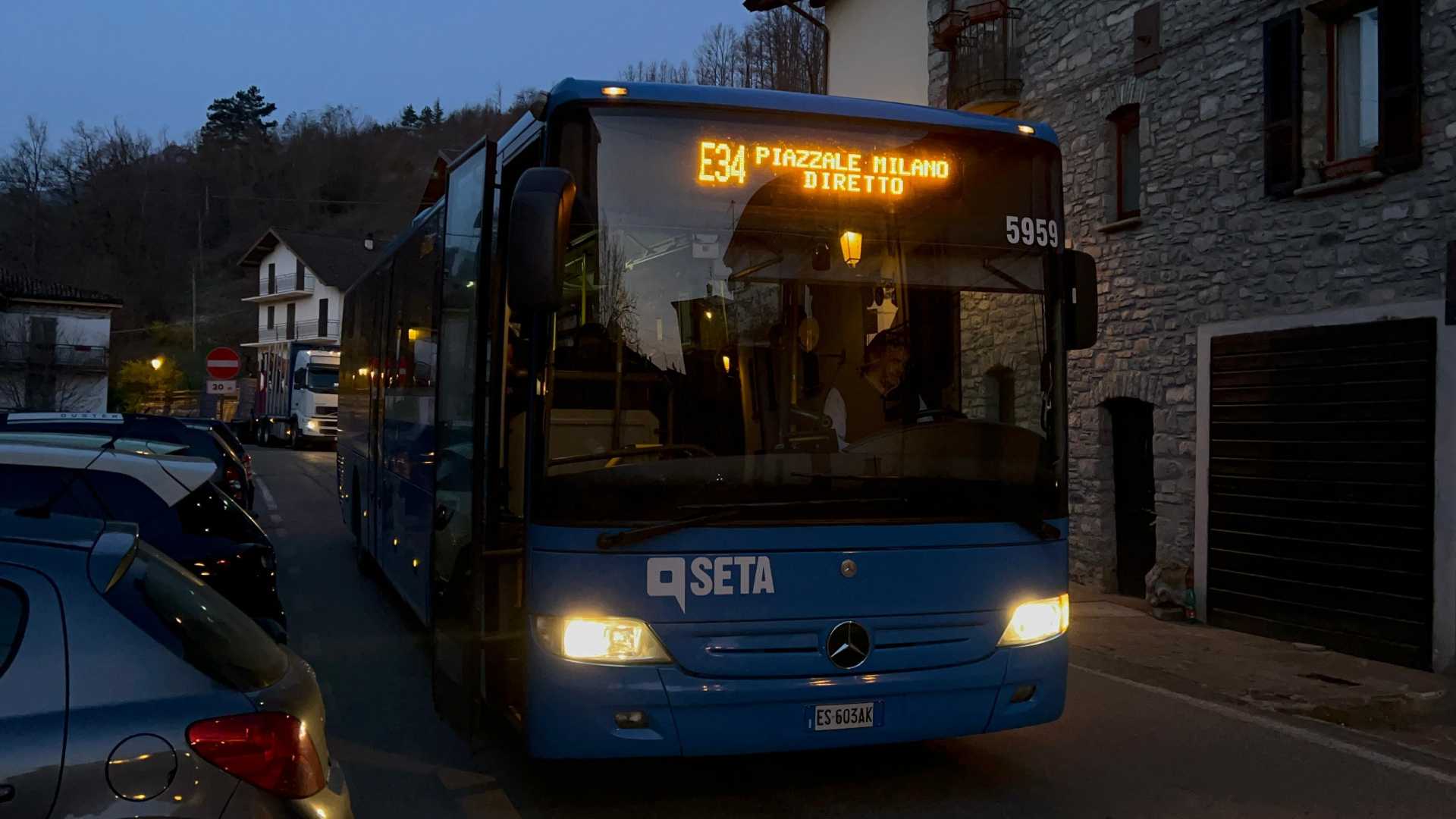 Un autobus in partenza all'alba da Ferriere - © Libertà/Thomas Trenchi
