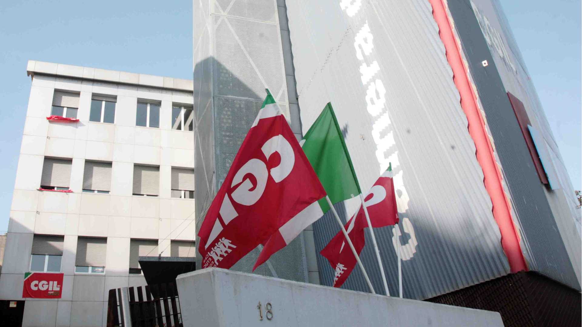 La Camera del Lavoro in via XXIV Maggio, dove lo Spi-Cgil riceve gli iscritti. Nessun sindacalista è inviato a domicilio