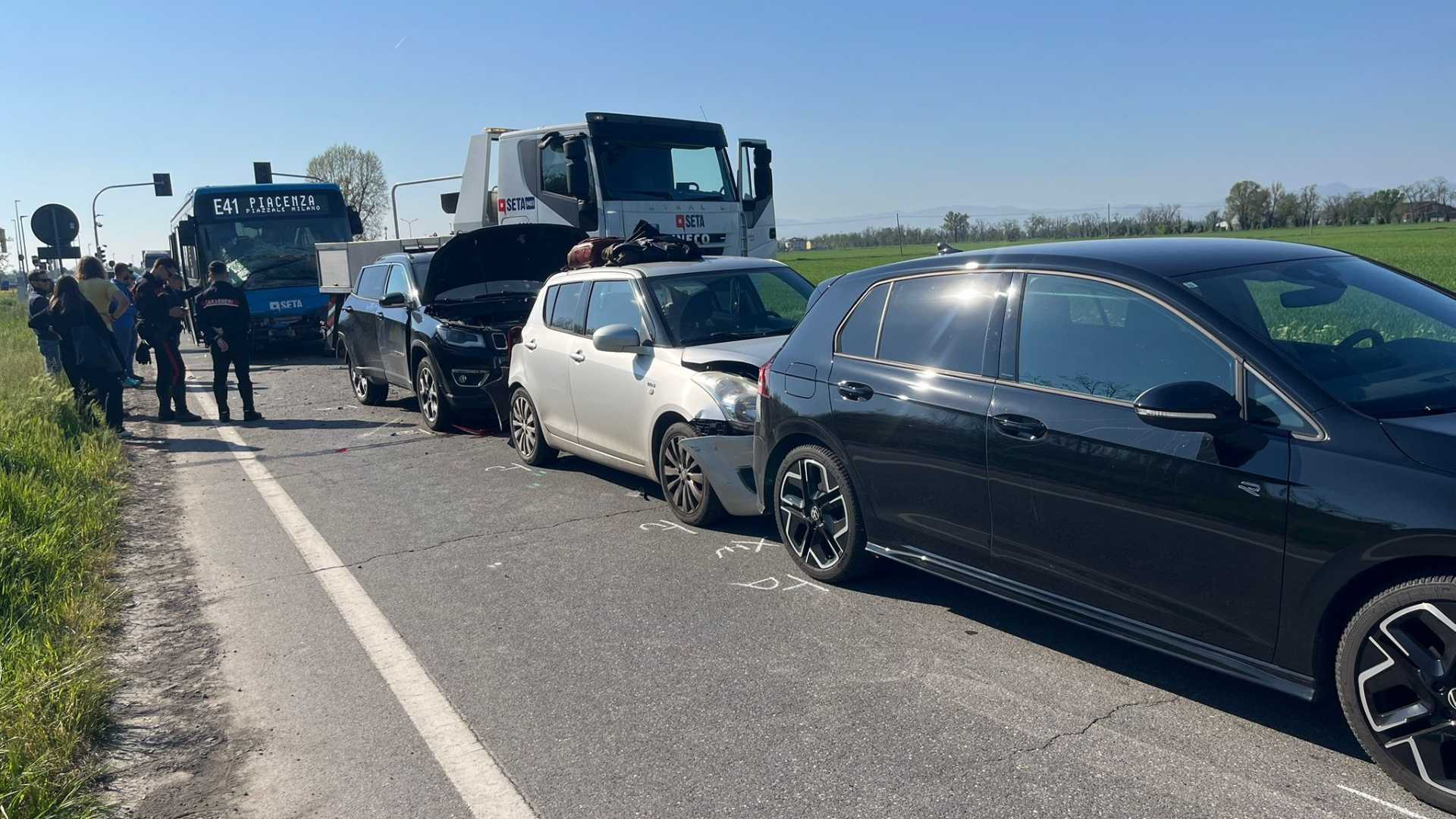 Tamponamento tra bus e tre auto alle porte di Piacenza, passeggeri feriti