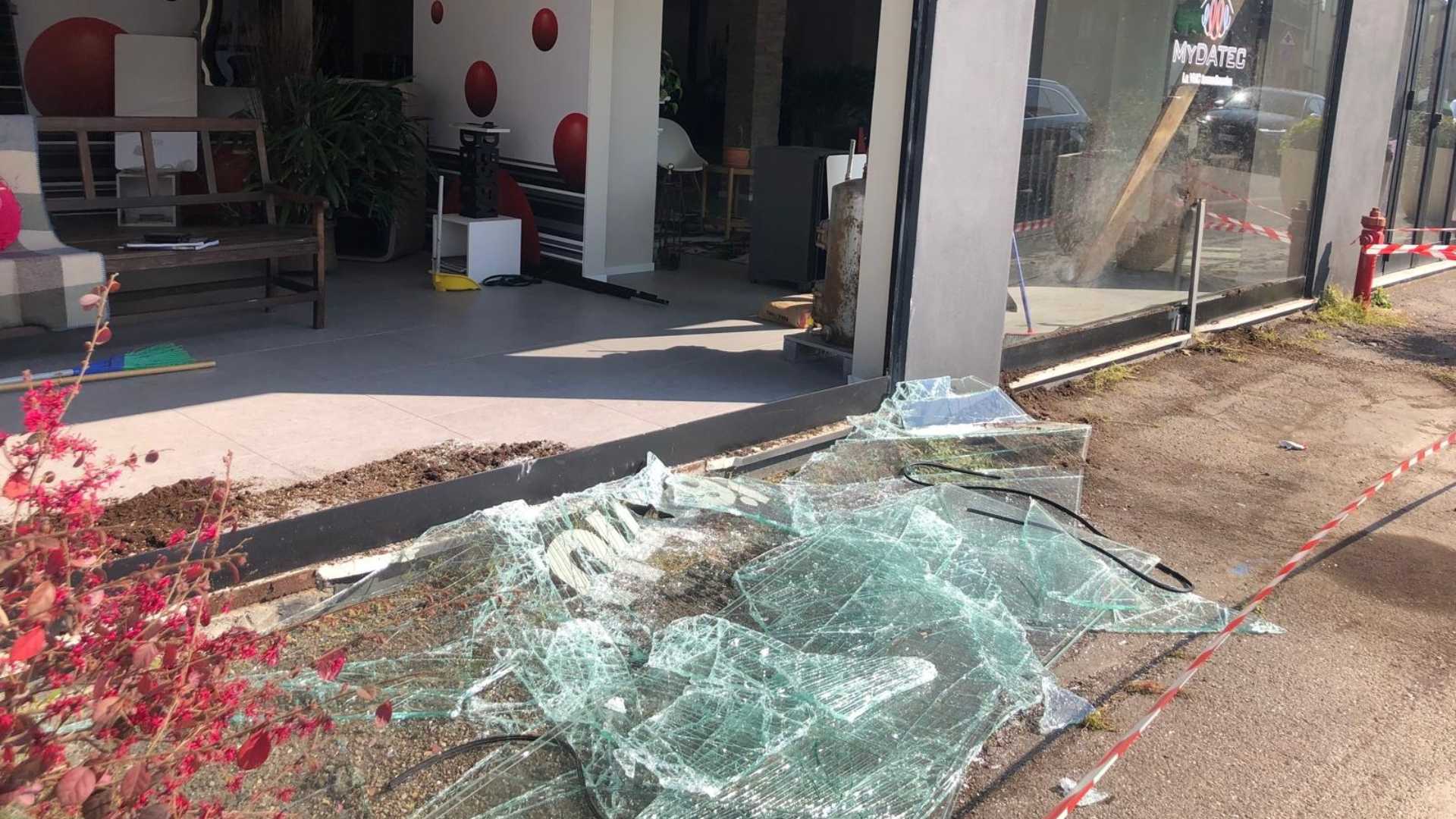 La Verza, auto sbanda e sfonda la vetrina di un negozio