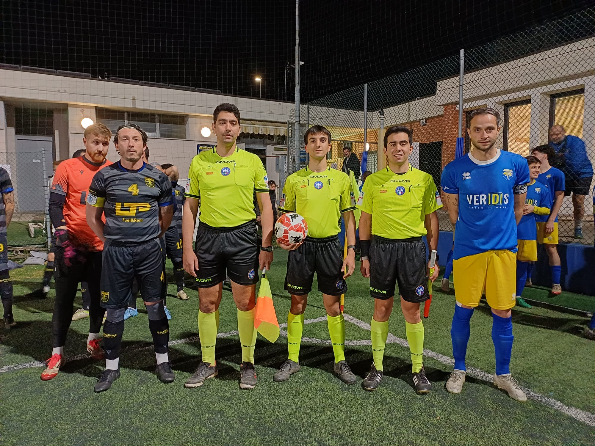 I capitani di San Polo e Samurai con la terna arbitrale prima della semifinale