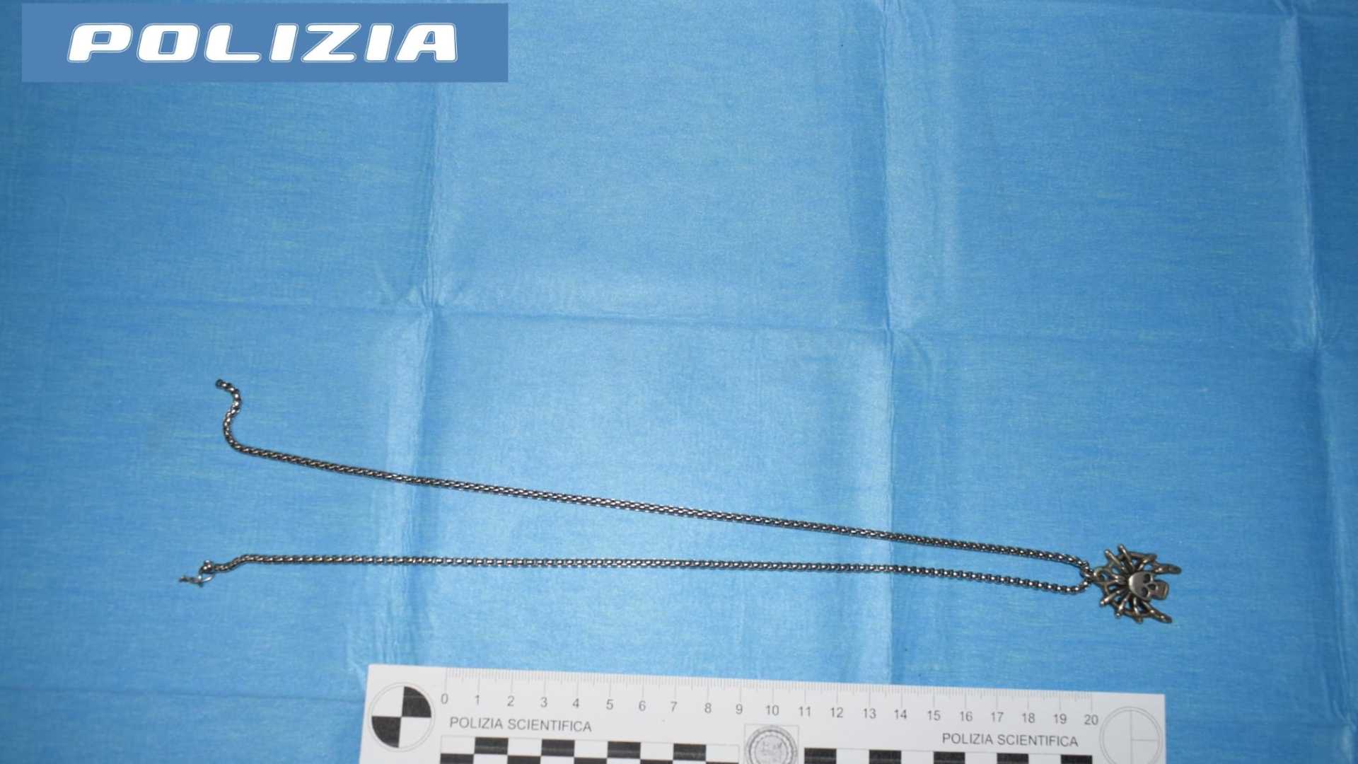 La collanina oggetto del furto