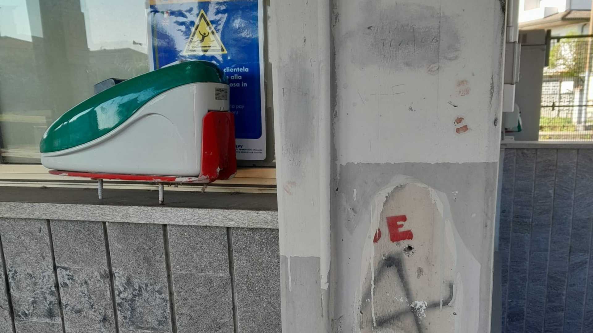 L’obliteratrice divelta in stazione - foto Paderni