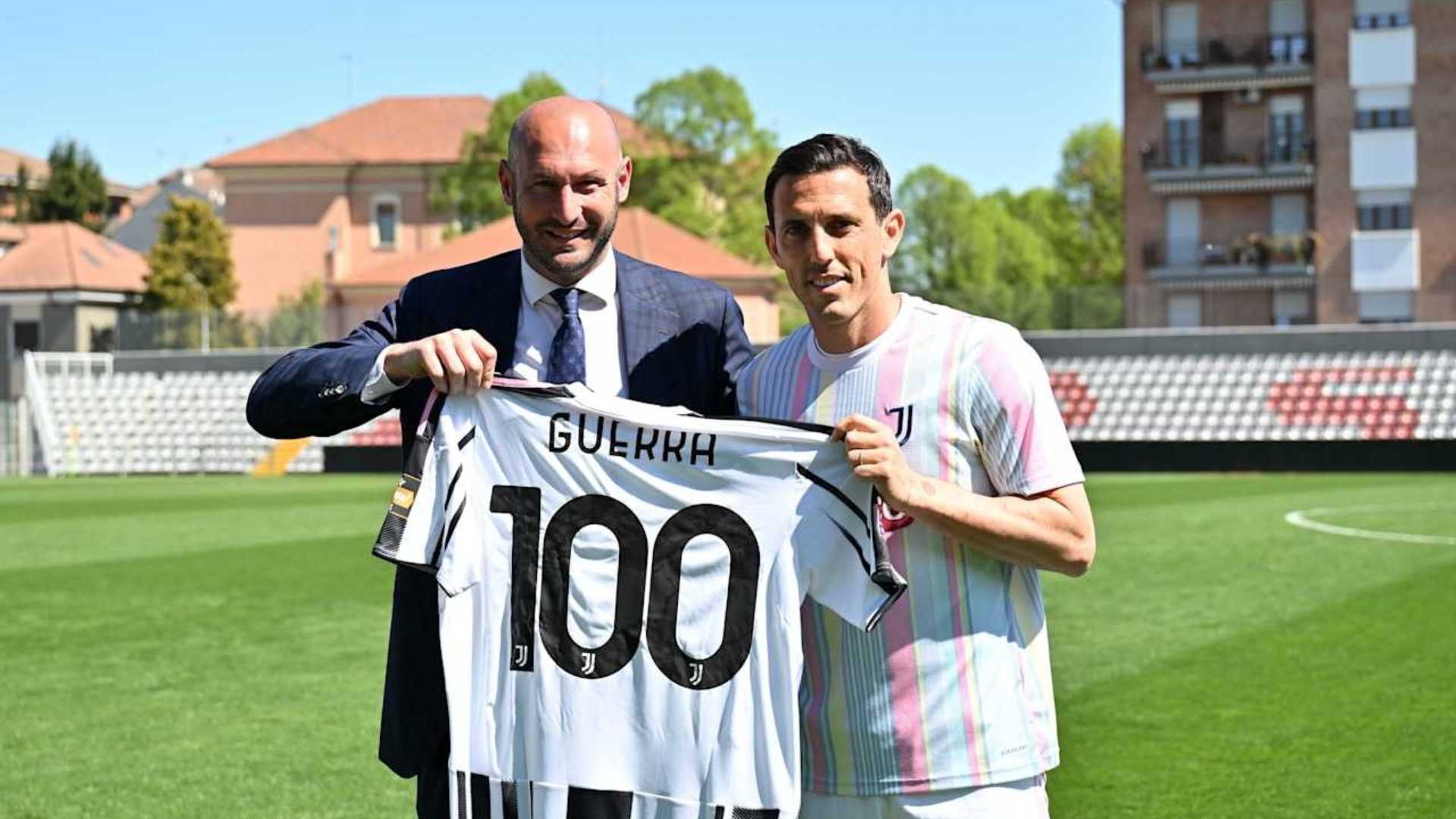 Simone Guerra premiato del responsabile della Juve Next Gen, Claudio Chiellini ©juventus.com