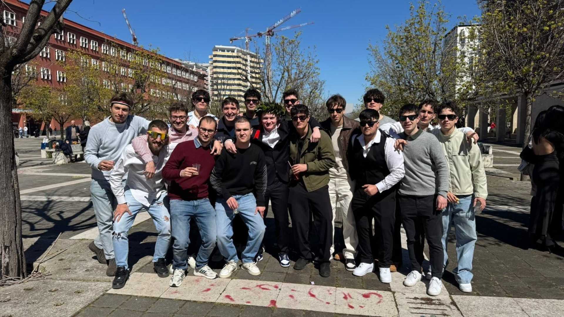 Sebastian Gandolfi circondato dagli amici di Promis Gruparel