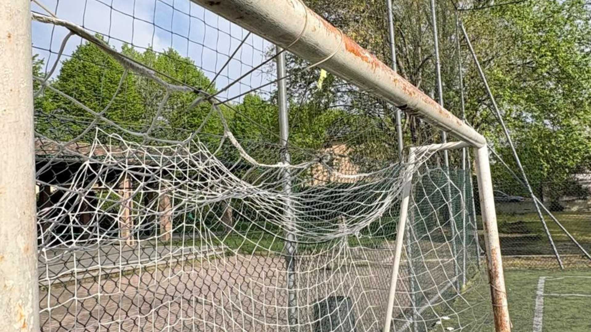 Gragnano, inciviltà all'oratorio. Il parroco chiude il campo