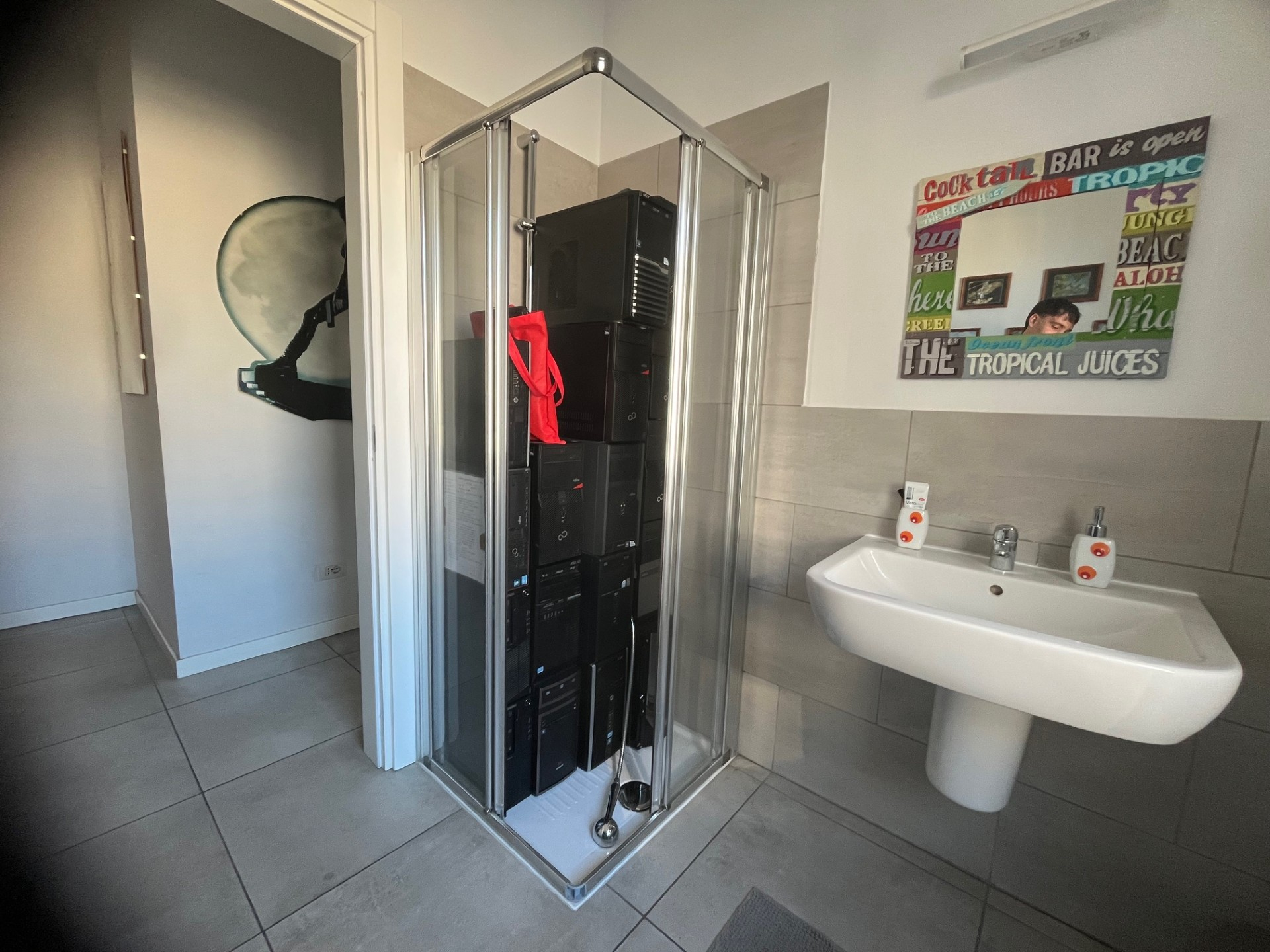 I computer nella doccia all'interno del bagno dell'ufficio di Angelo Rossi