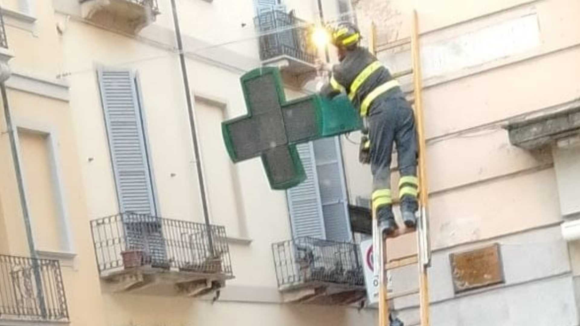 Rischio caduta per l'insegna della farmacia di piazza Cavalli, intervengono i vigili del fuoco