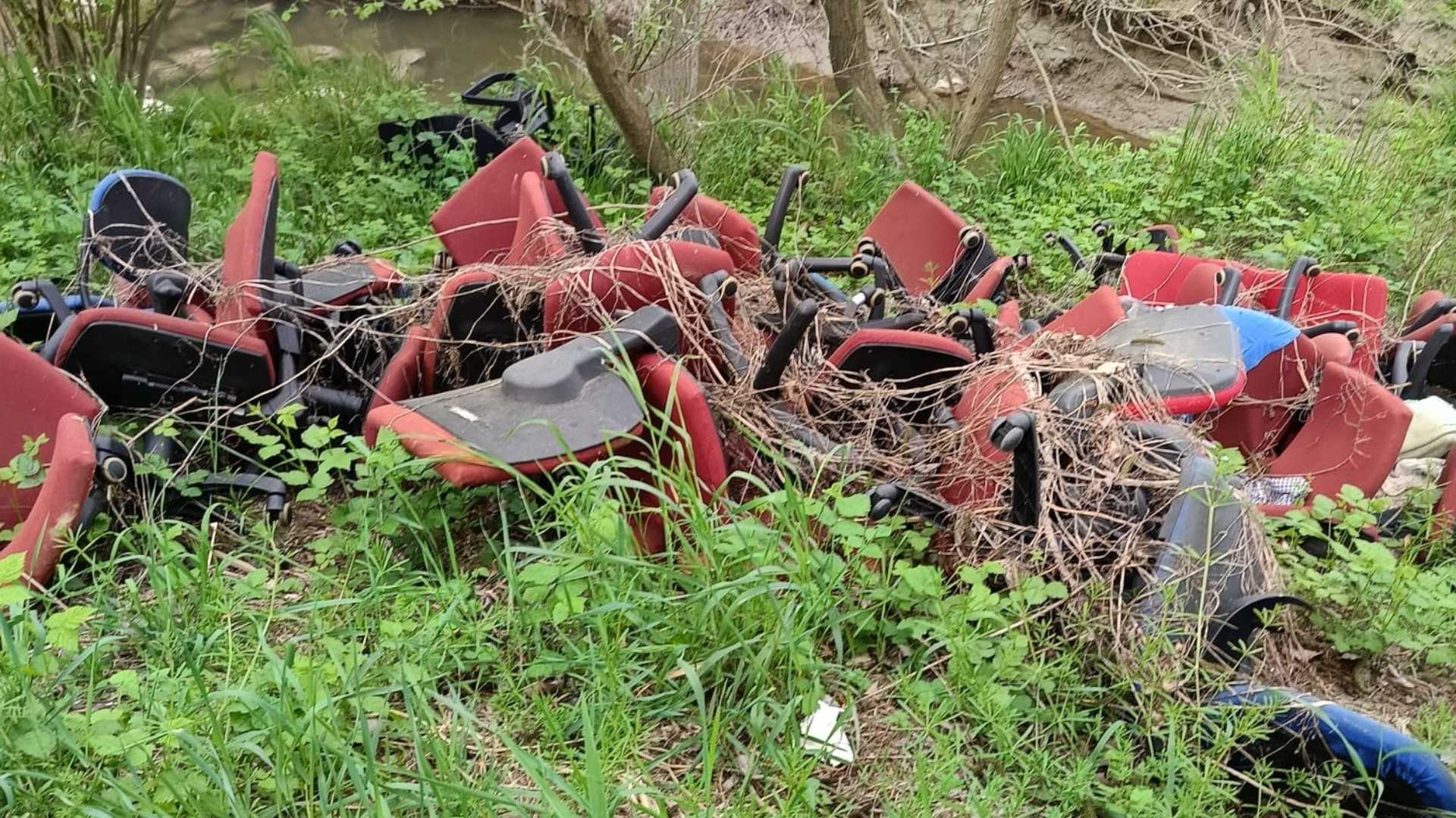 Altro scempio in riva al Po, gettate decine di poltrone da ufficio