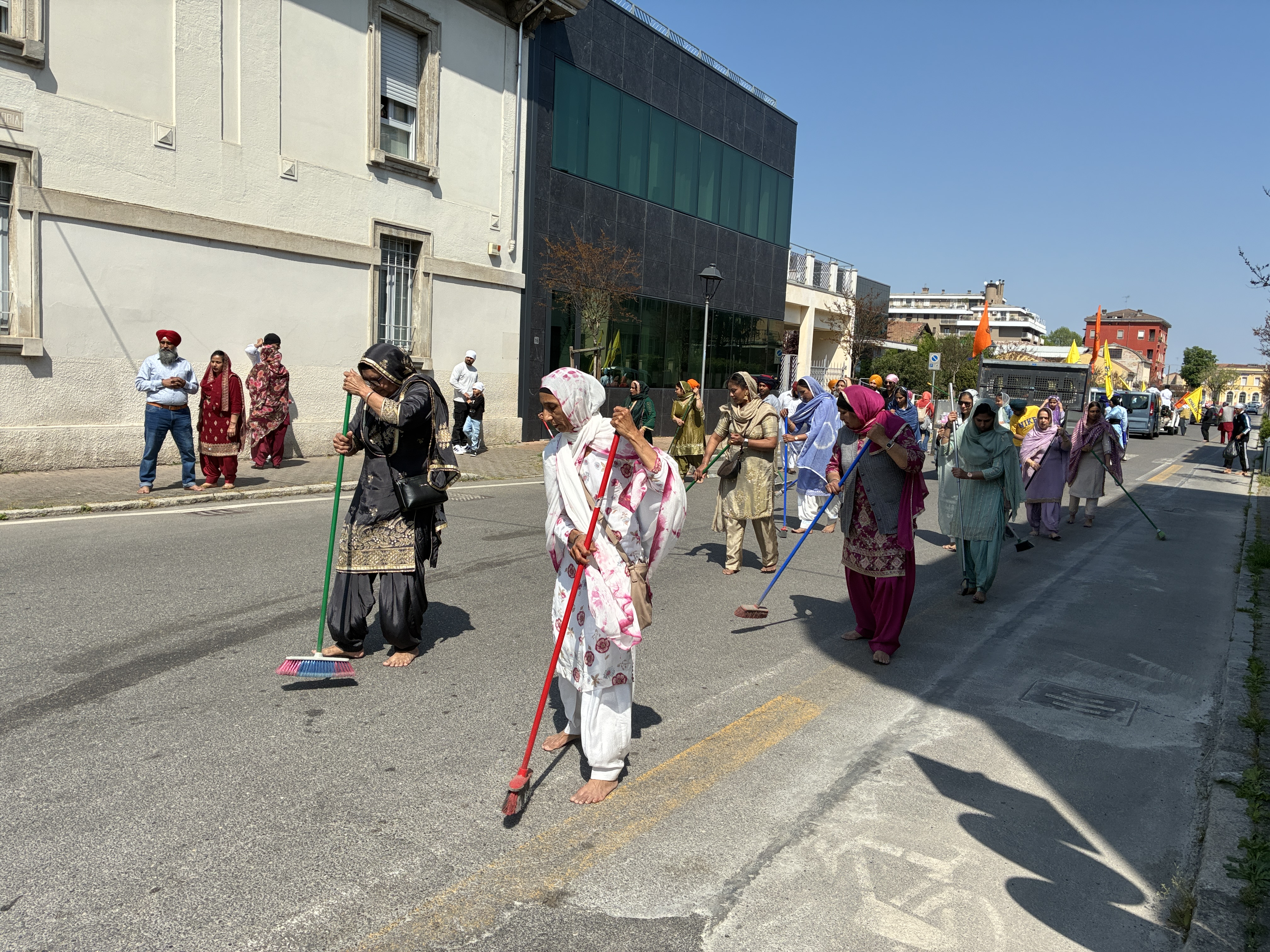 La pulizia delle strade prima del passaggio del tempio mobile, montato su un furgone (foto Lamur)