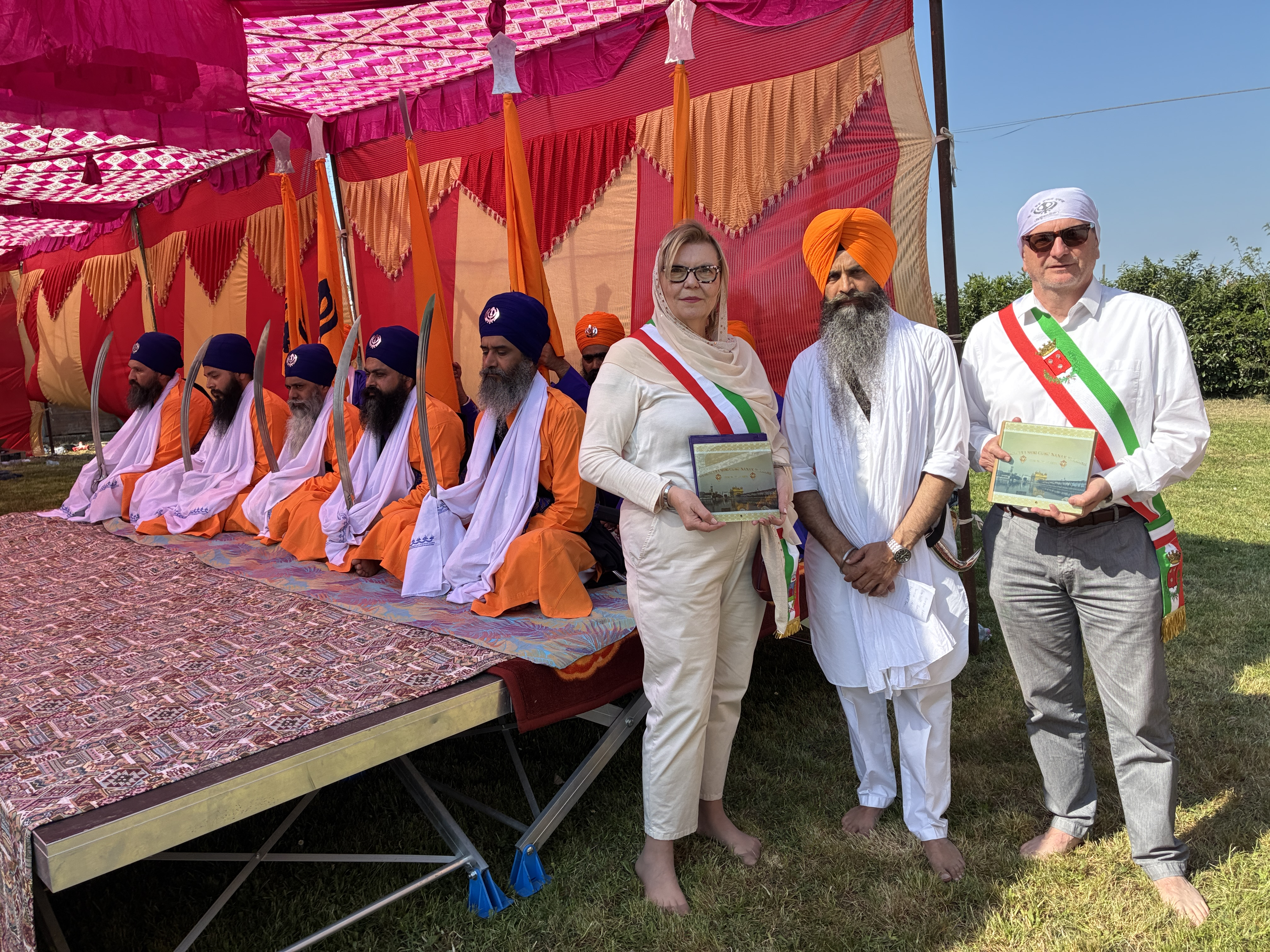Il sindaco di Fiorenzuola, Romeo Gandolfi, con la vice sindaca di Cadeo Donatella Amici insieme a un rappresentante della comunità Sikh, Singh Talvinder (foto Lamur)