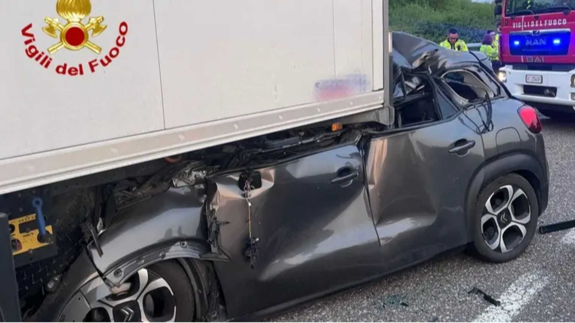 L'auto è rimasta incastrata sotto la parte posteriore del camion