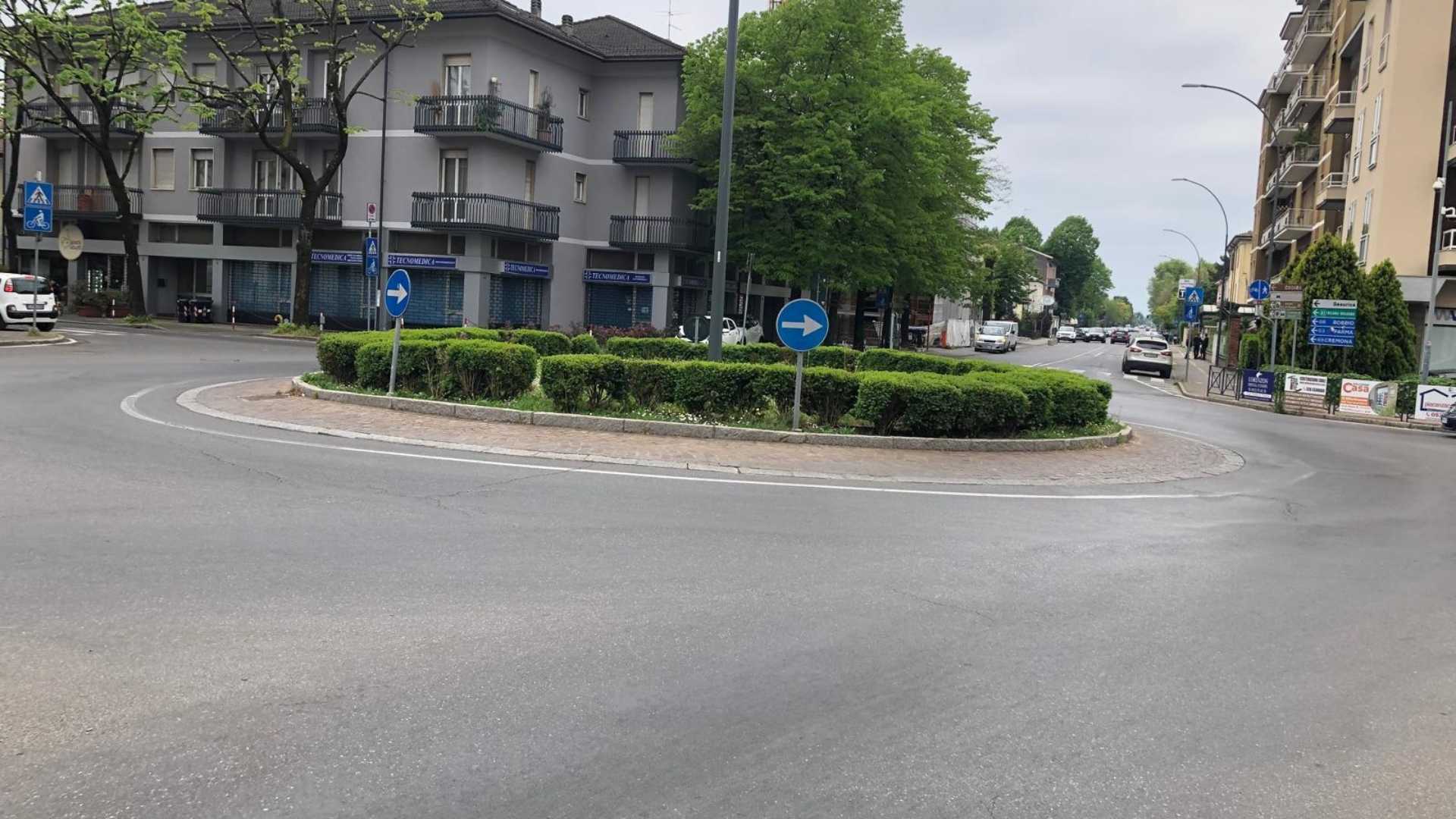 La rotatoria tra via Bianchi e via Pietro Cella dove è avvenuto l'incidente - © Libertà/Ermanno Mariani