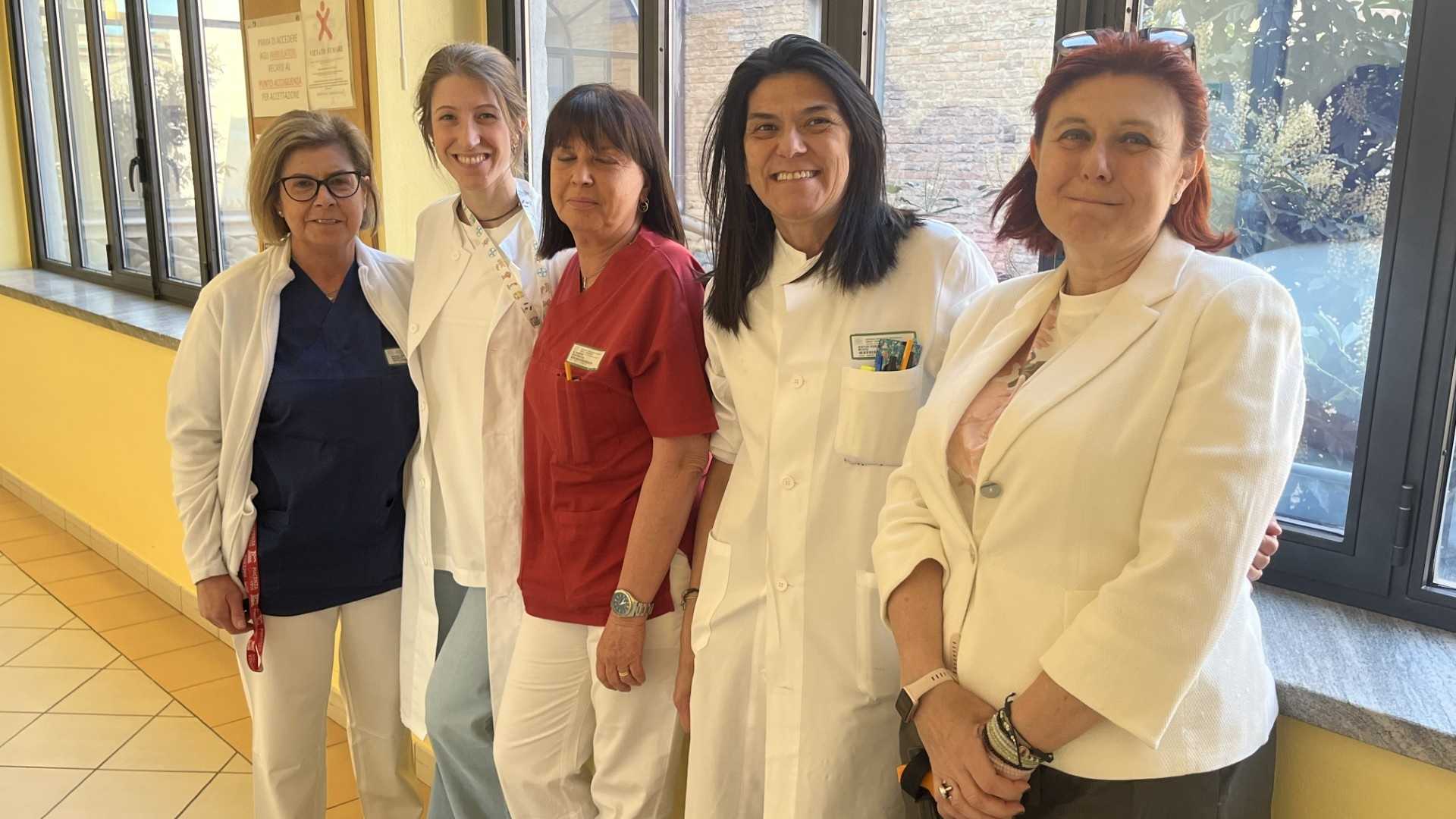 Alcune professioniste del reparto, con la dottoressa Venturi (seconda da destra) e la presidente Silenzi (prima a destra)