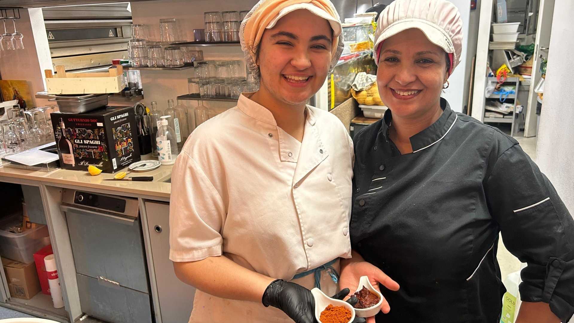 Tigest con la figlia Serana nel ristorante etiope - © Libertà/Thomas Trenchi