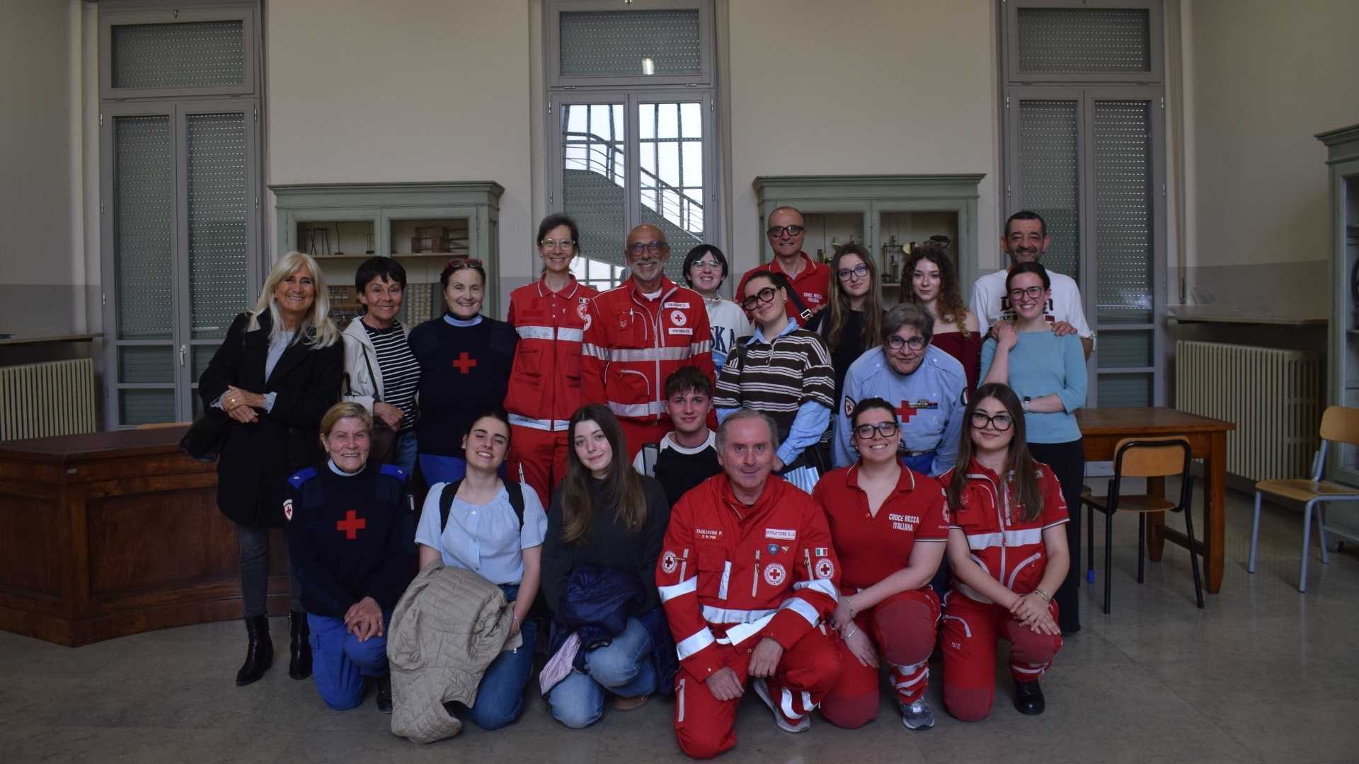 Gli studenti del Gioia che hanno partecipato alle gare di diritto internazionale umanitario. Nella foto insieme a insegnanti e militi della Croce Rossa
