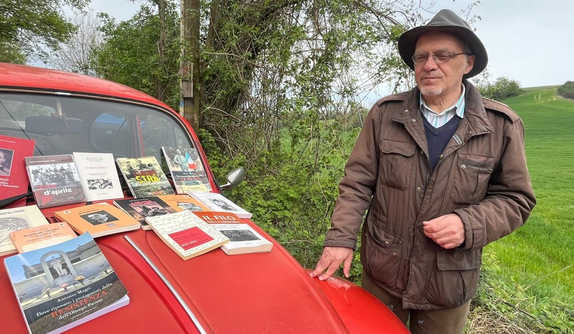 Lo scrittore e giornalista Ermanno Mariani con i suoi libri