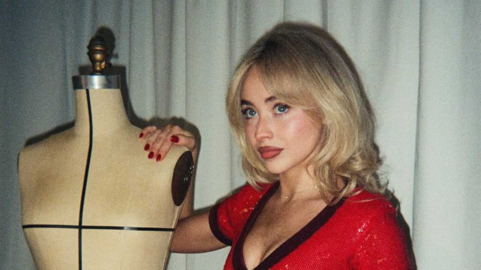 Carpenter fasciata nel mini dress rosso rubino personalizzato e tempestato di paillettes