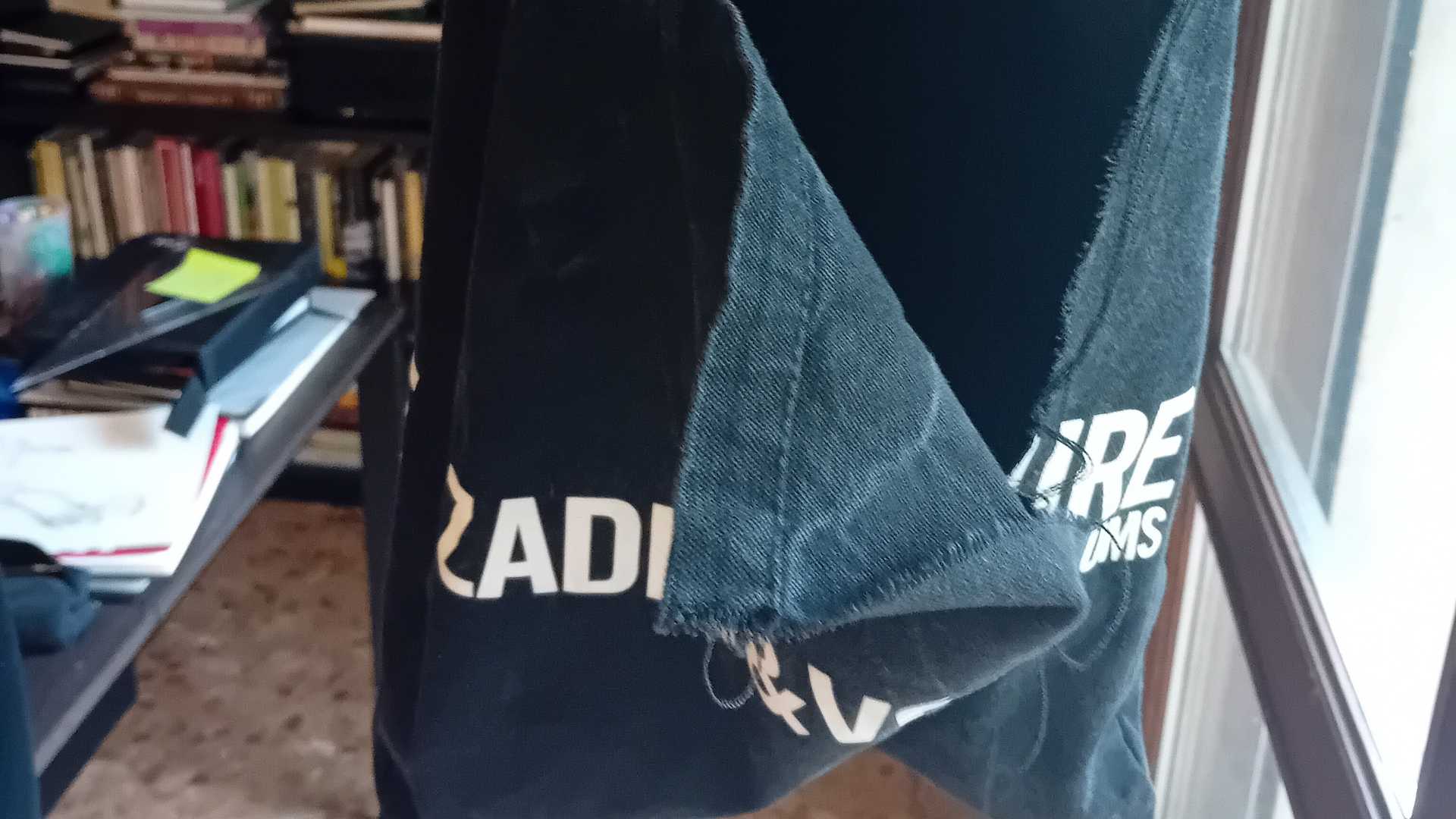 La borsa lacerata dai malviventi mentre la ragazza cercava di trattenerla