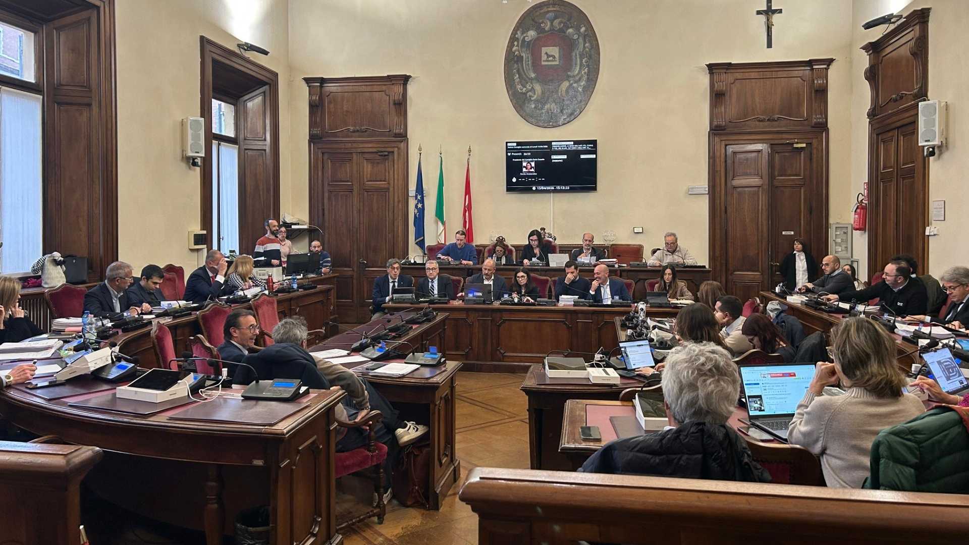 Recuperati 5,5 milioni da Imu e Tari non versati. Botta e risposta: «L'ente funziona», «Macché, la città è sporca»