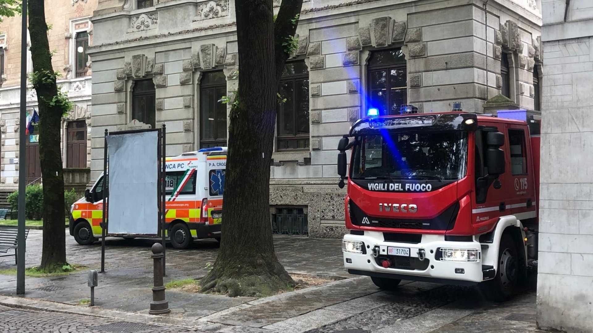 Bimbo col braccio nel termosifone, liberato dai pompieri