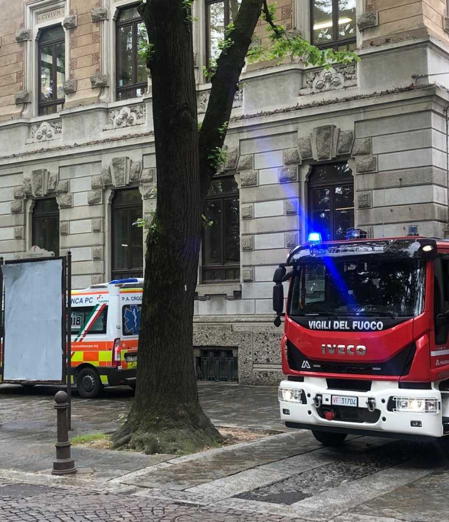 Bimbo col braccio nel termosifone, liberato dai pompieri